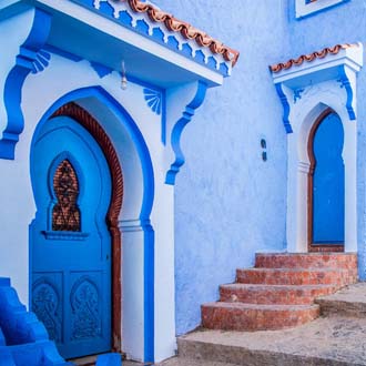 Blauw huis met blauwe voordeur in Marokko